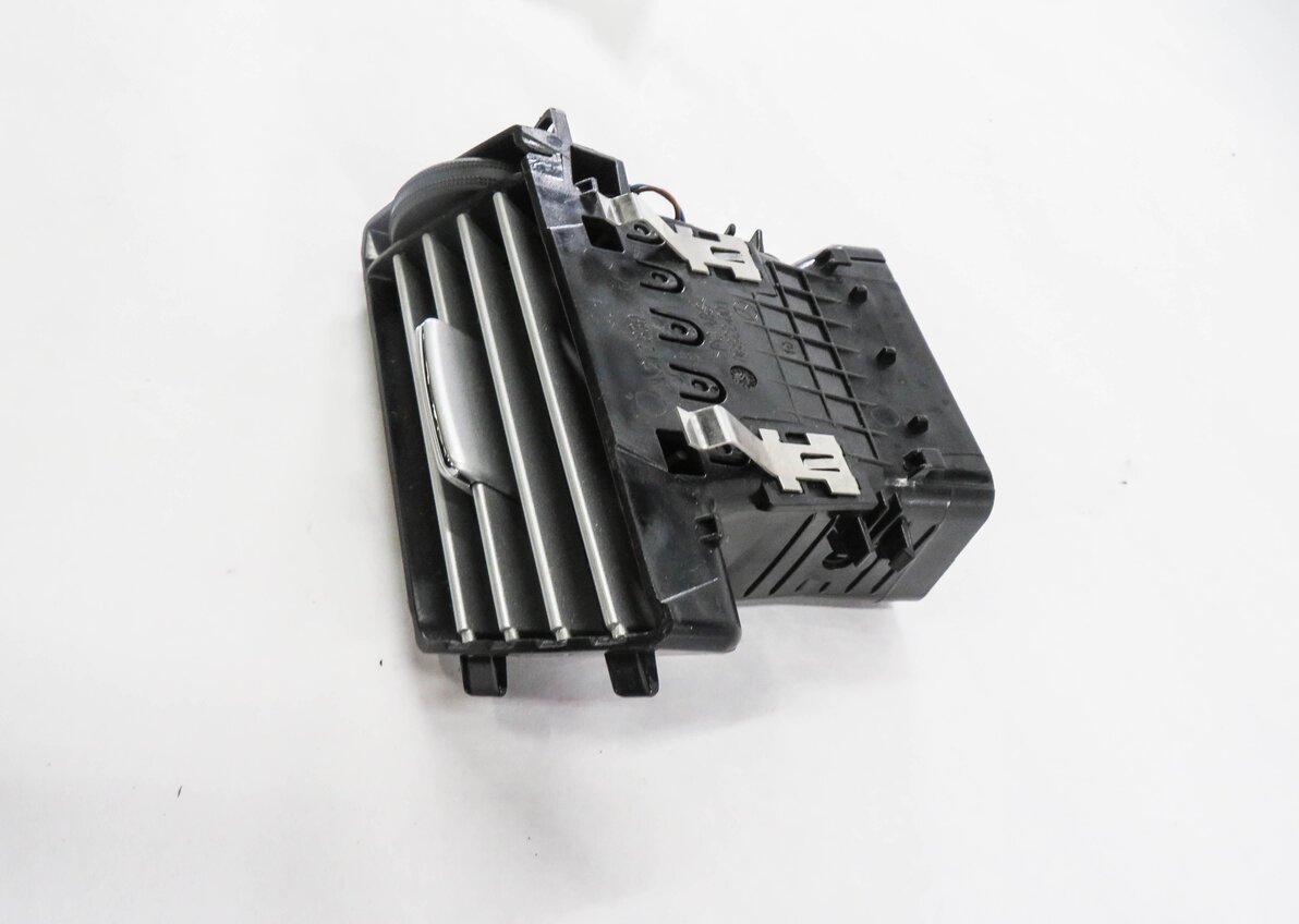 Thumbnail 4: 2013 MERCEDES E350 (W212) RIGHT FRONT PASSENGER DASH HEATER A/C AIR VENT
