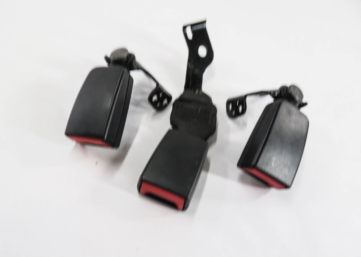 Thumbnail 1: 2013 MERCEDES E350 (W212) REAR SEAT SEATBELT BUCKLE RECEIVER SET-3 (BLACK)