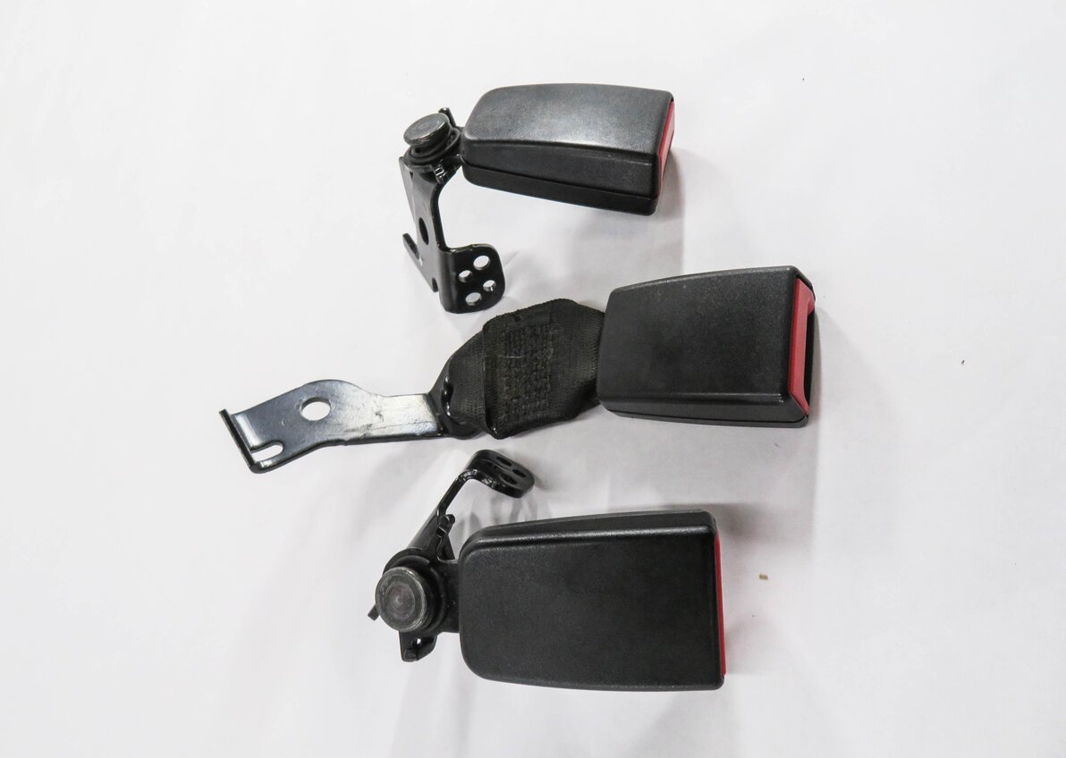 Thumbnail 3: 2013 MERCEDES E350 (W212) REAR SEAT SEATBELT BUCKLE RECEIVER SET-3 (BLACK)