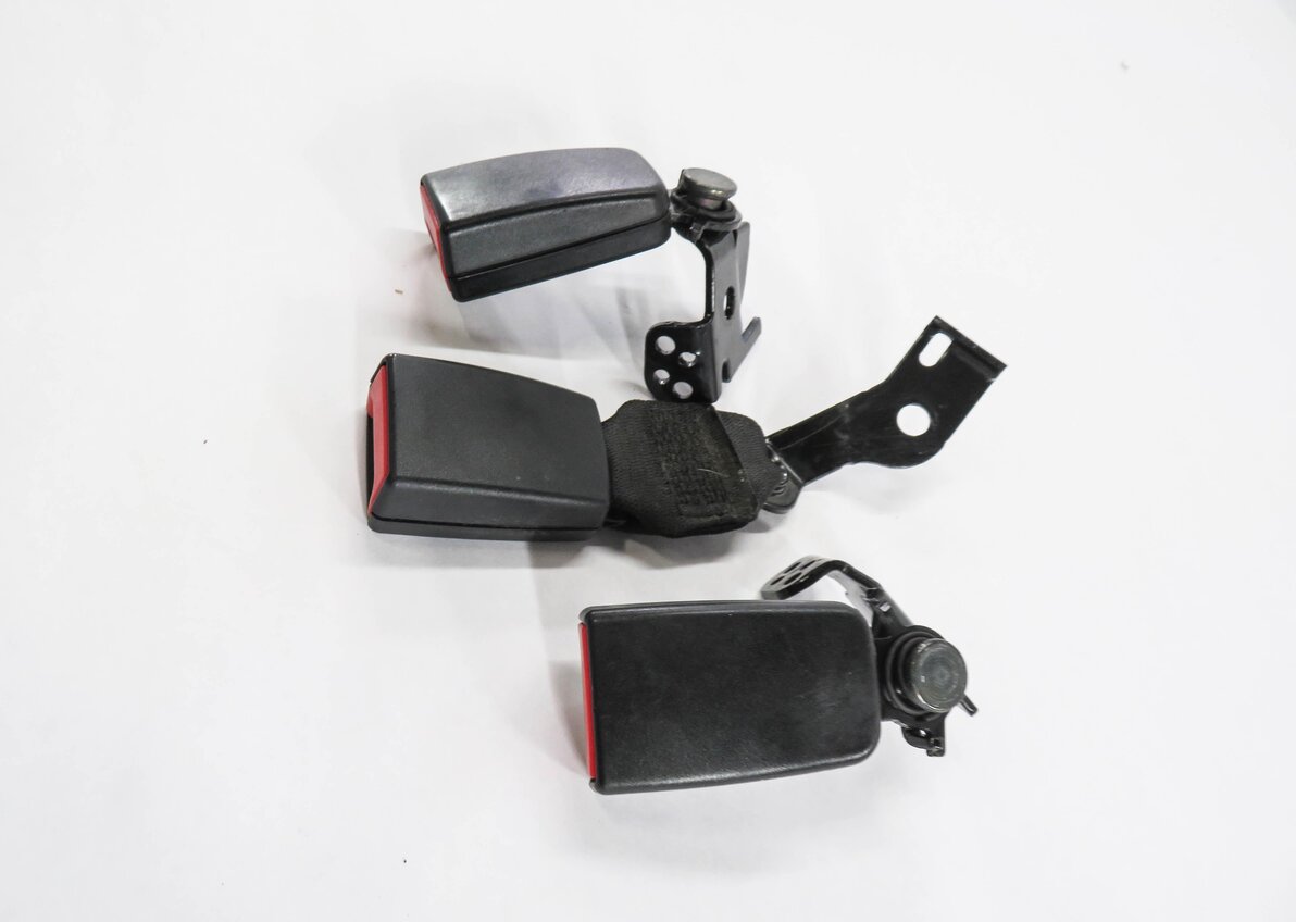 Thumbnail 4: 2013 MERCEDES E350 (W212) REAR SEAT SEATBELT BUCKLE RECEIVER SET-3 (BLACK)