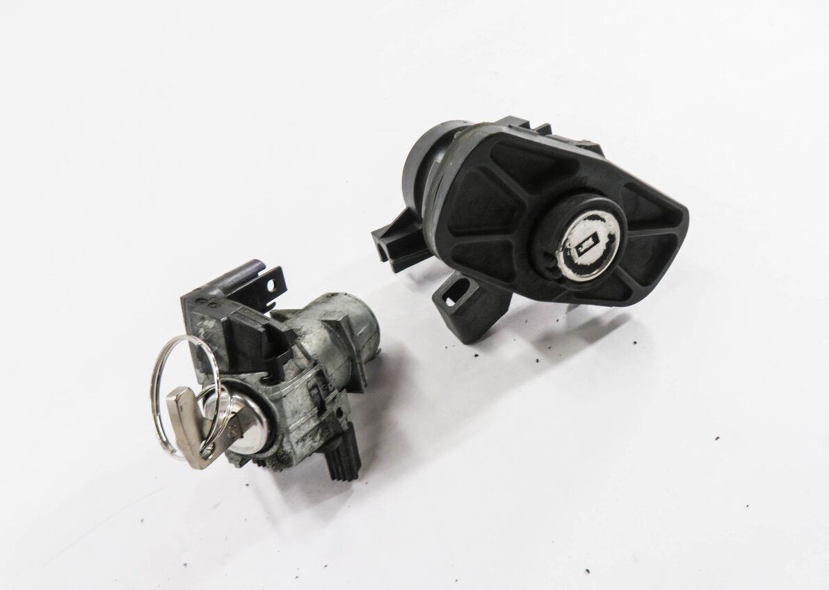 Thumbnail 2: 2013 MERCEDES E350 (W212) DRIVER DOOR HANDLE TRUNK LOCK CYLINDER w/ KEY SET