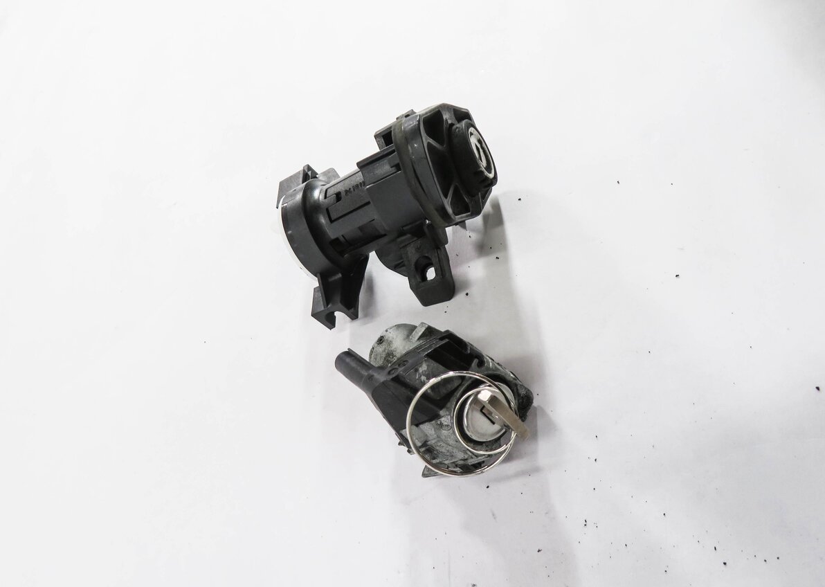 Thumbnail 3: 2013 MERCEDES E350 (W212) DRIVER DOOR HANDLE TRUNK LOCK CYLINDER w/ KEY SET