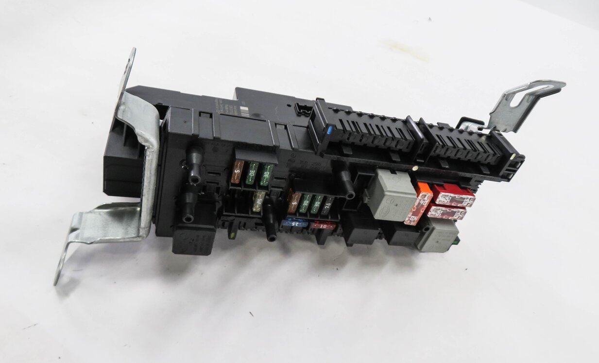 Thumbnail 2: 2013 MERCEDES E350 (W212) REAR SIGNAL ACQUISITON CONTROL MODULE FUSE BOX