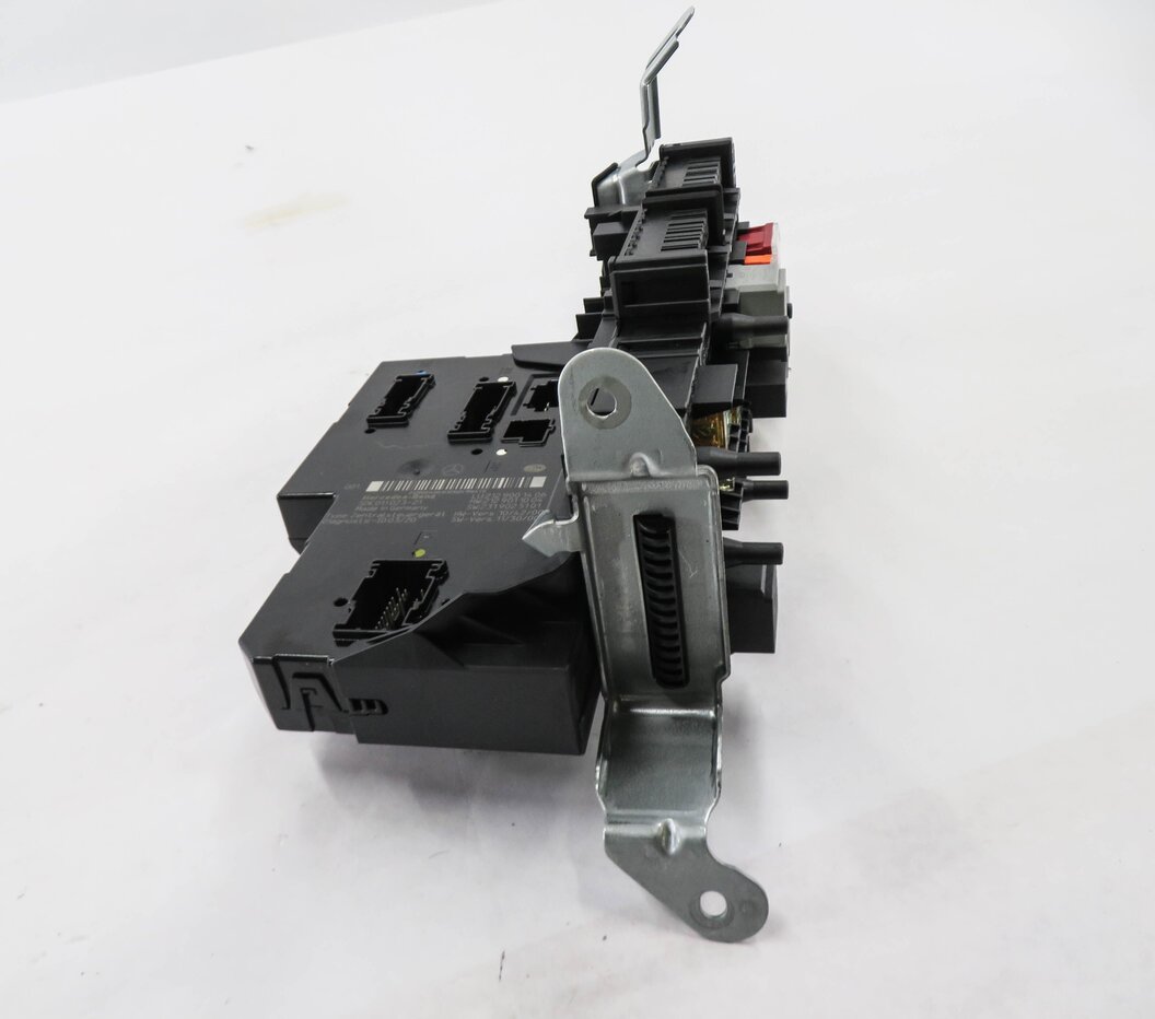 Thumbnail 3: 2013 MERCEDES E350 (W212) REAR SIGNAL ACQUISITON CONTROL MODULE FUSE BOX