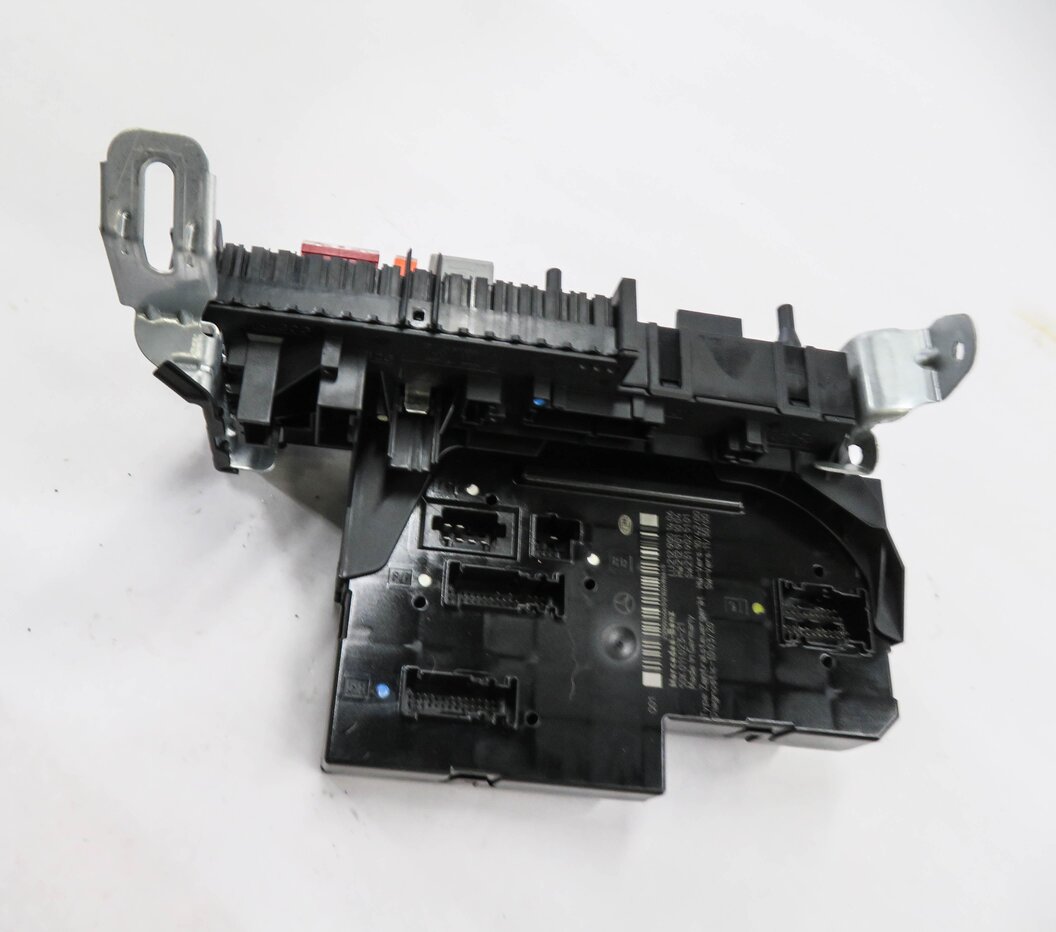 Thumbnail 5: 2013 MERCEDES E350 (W212) REAR SIGNAL ACQUISITON CONTROL MODULE FUSE BOX