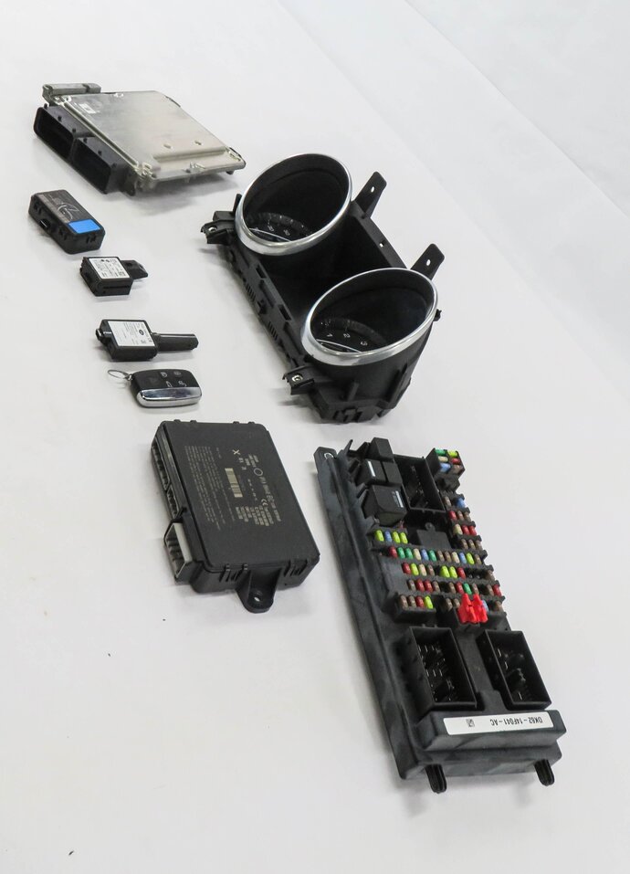 Thumbnail 4: 14 RANGE ROVER SPORT (L494) 3.0L SUPERCHARGED ENGINE IMMOBILIZER MODULE KEY SET