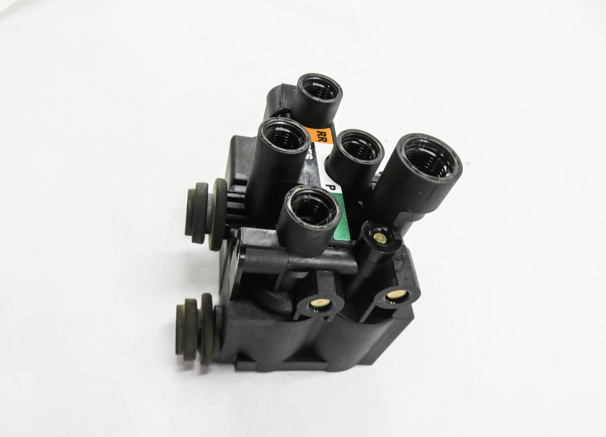 Thumbnail 3: 2014 RANGE ROVER SPORT (L494) REAR AIR SUSPENSION VALVE BLOCK