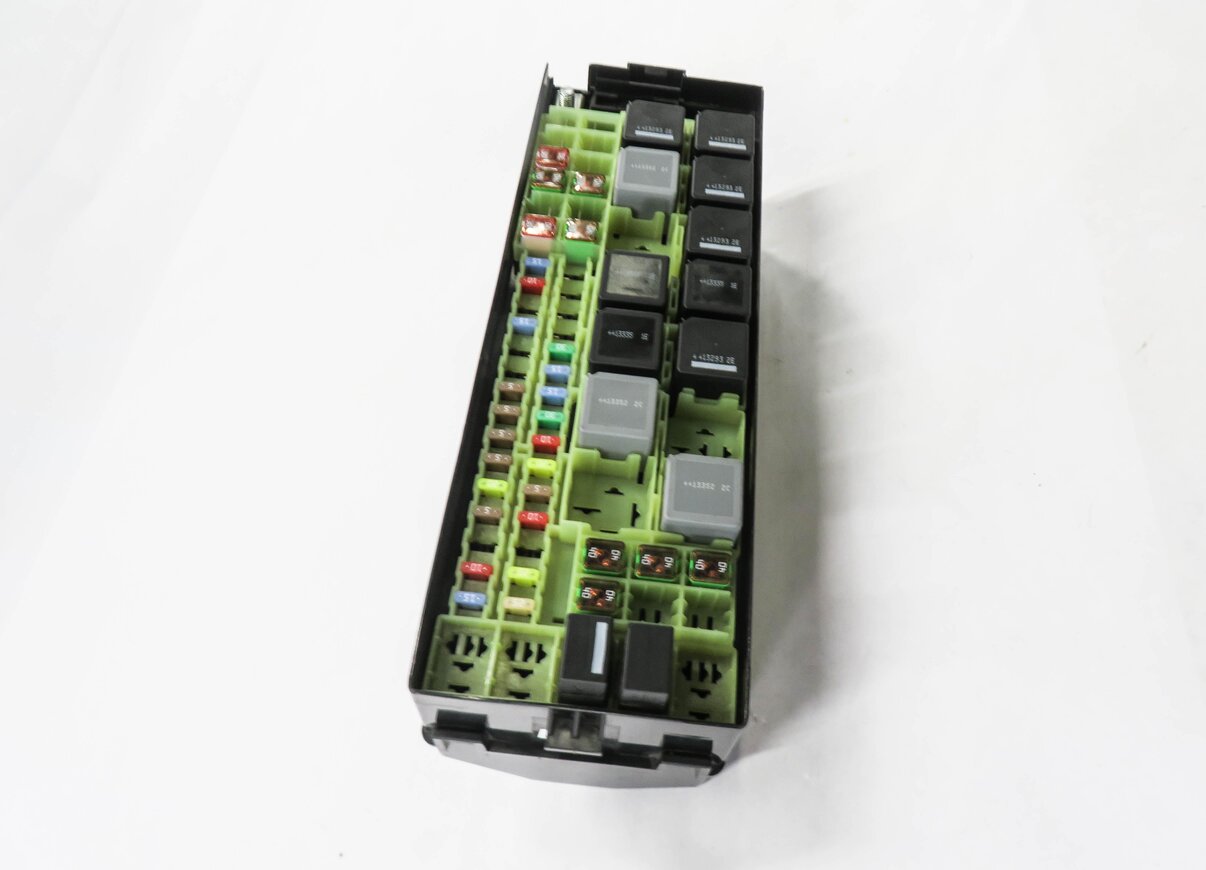 Thumbnail 2: 2014 RANGE ROVER SPORT (L494) 3.0L SUPERCHARGED ENGINE FUSE BOX