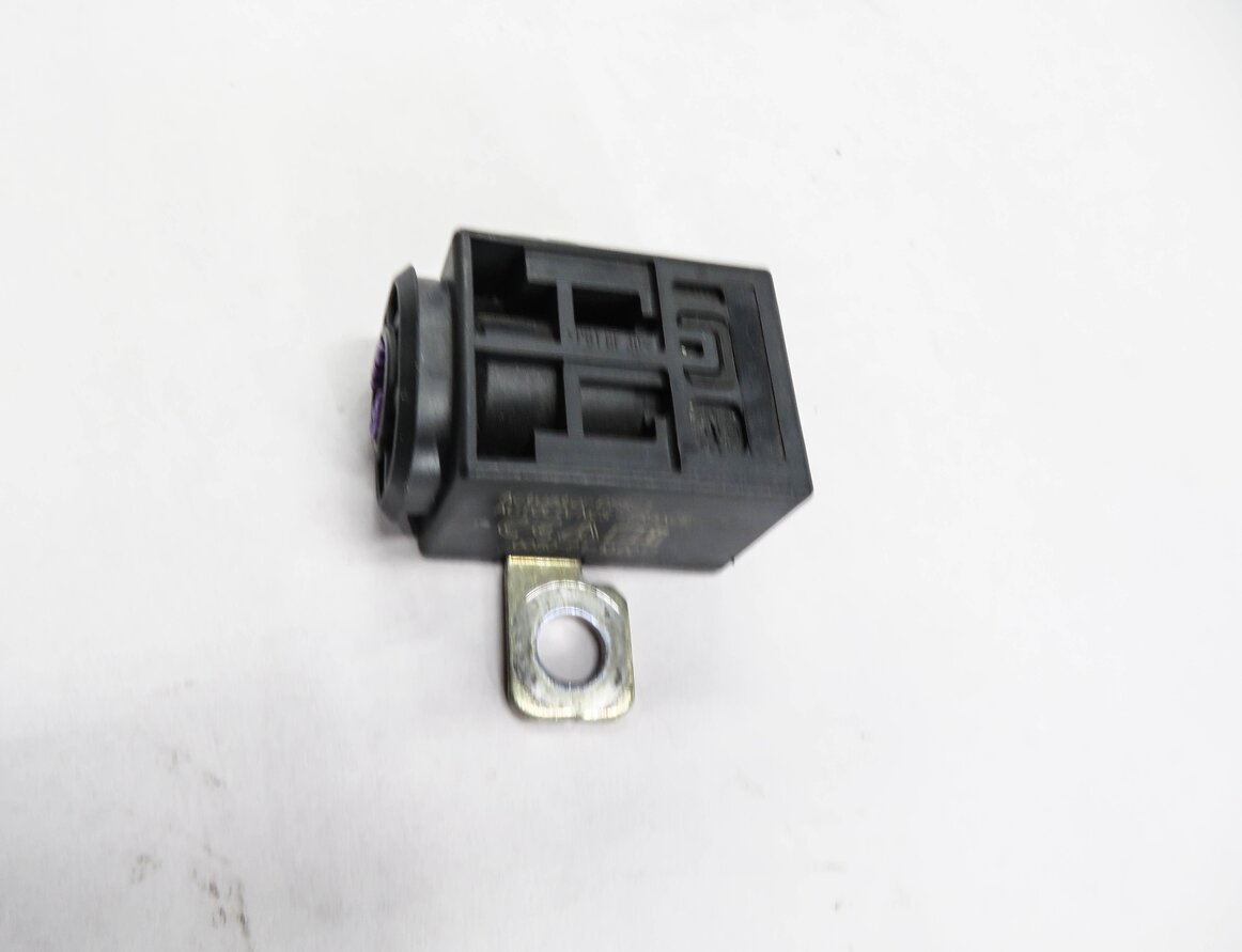 Thumbnail 4: 2014 AUDI Q7 (4L) BATTERY OVERLOAD PROTECTION SWITCH