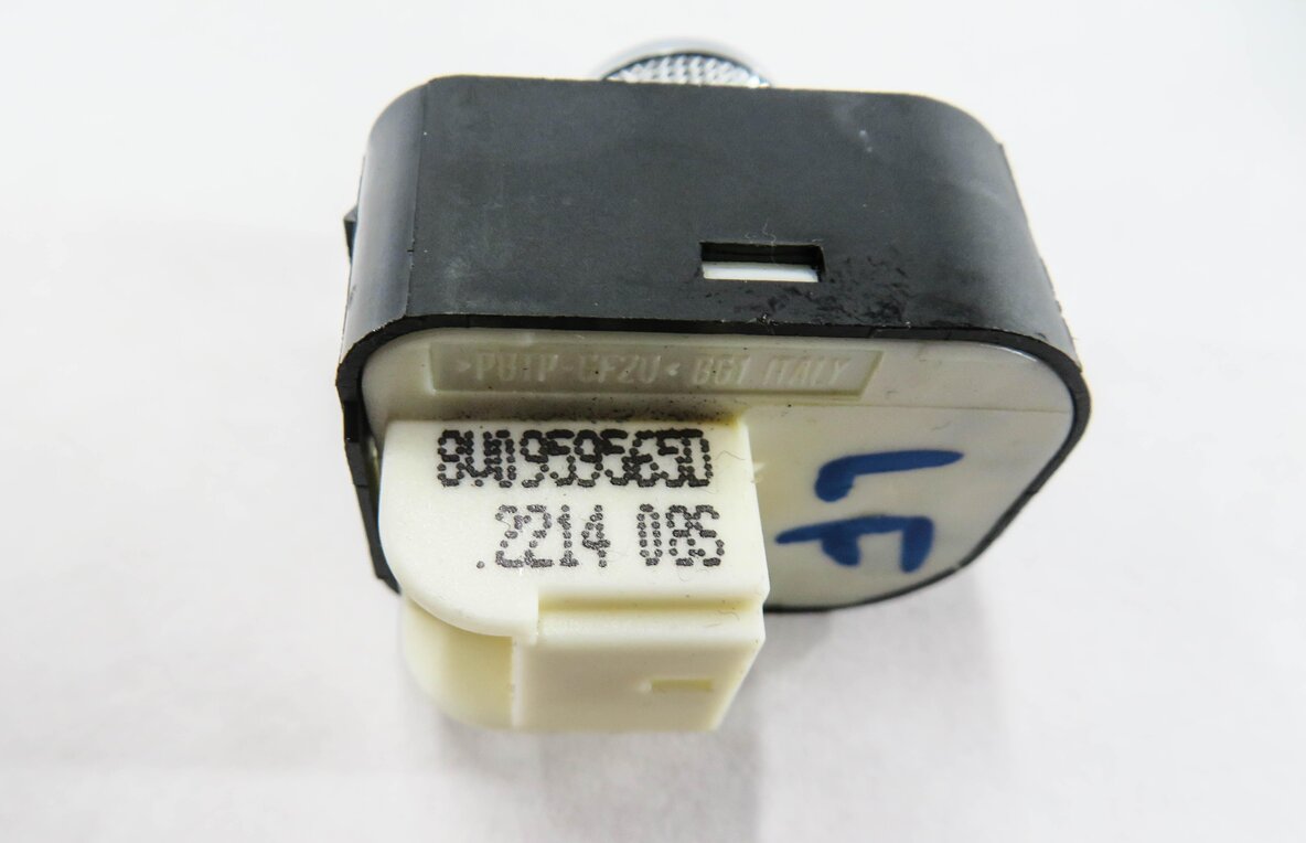 Thumbnail 5: 2015 AUDI S3 (8V) LEFT FRONT DRIVER MIRROR ADJUSTMENT SWITCH