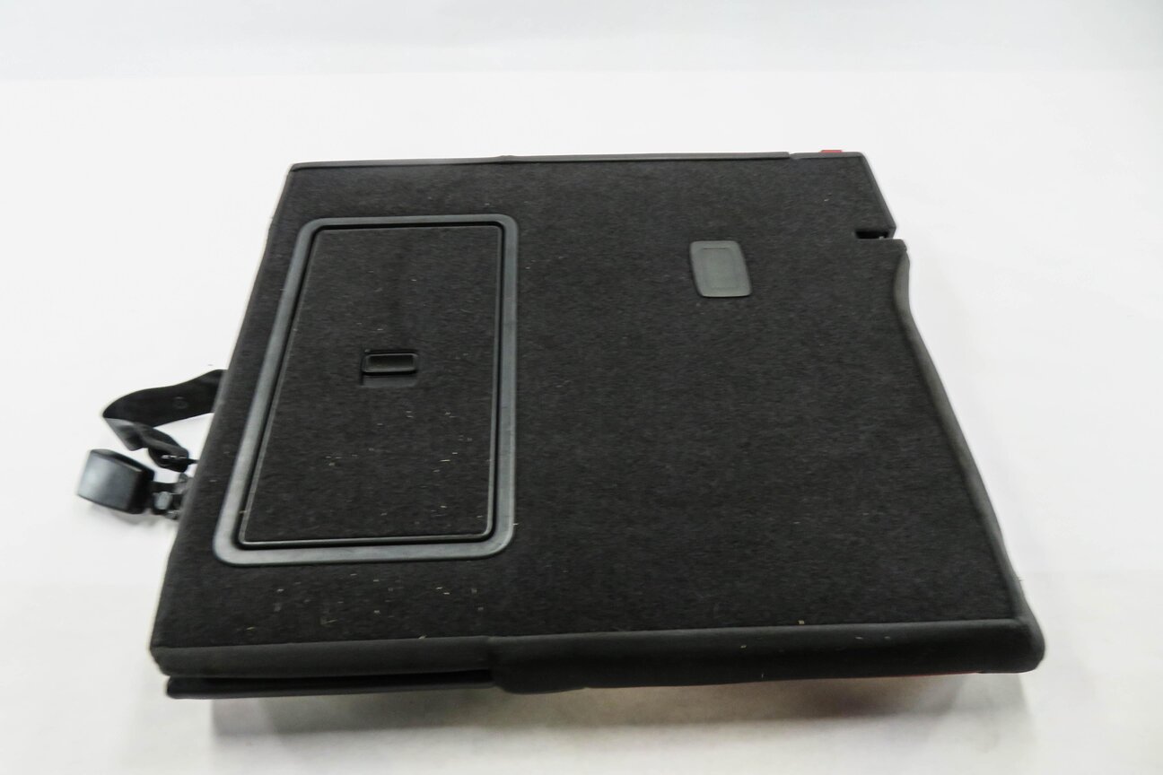 Thumbnail 6: 2015 AUDI S3 (8V) RIGHT / CENTER REAR SEAT UPPER TOP SEAT CUSHION (BLACK & RED)