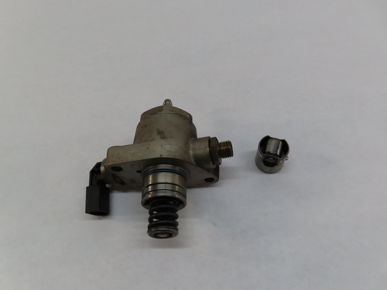 Thumbnail 2: 2015-2017 AUDI A3 S3 VW GOLF GTI (8V) 2.0L TURBO ENGINE HIGH PRESSURE FUEL PUMP