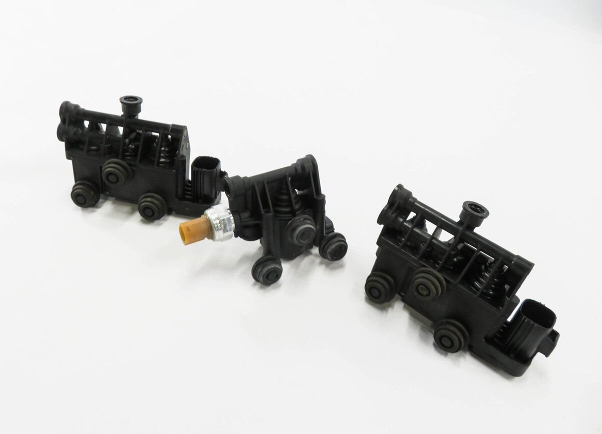 2010 RANGE ROVER (L322) AIR SUSPENSION VALVE BLOCK SET-3
