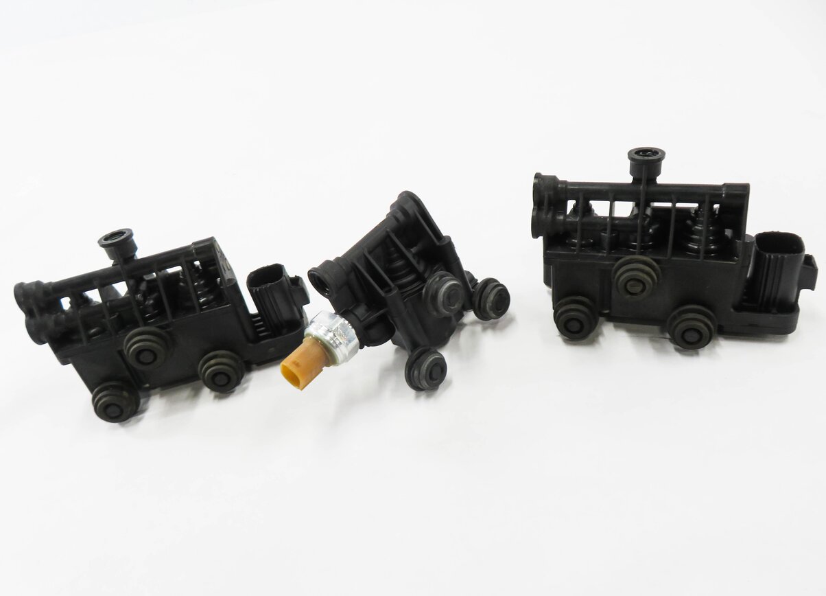 Thumbnail 2: 2010 RANGE ROVER (L322) AIR SUSPENSION VALVE BLOCK SET-3