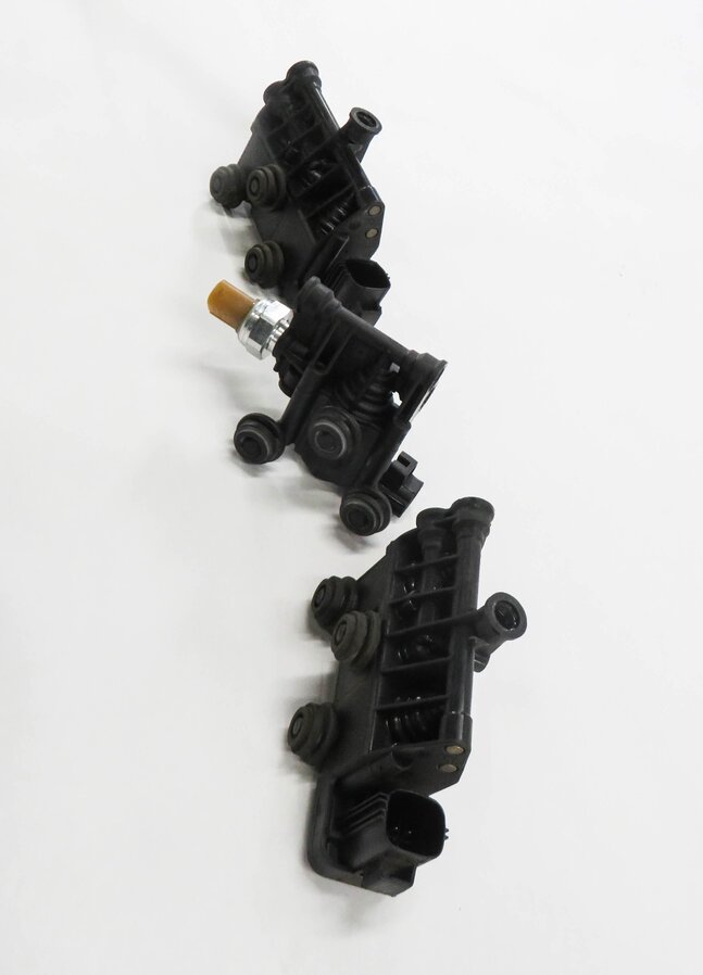 Thumbnail 3: 2010 RANGE ROVER (L322) AIR SUSPENSION VALVE BLOCK SET-3