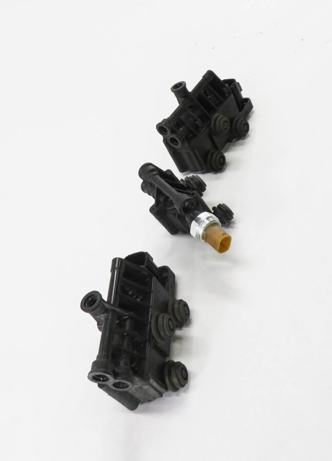 Thumbnail 4: 2010 RANGE ROVER (L322) AIR SUSPENSION VALVE BLOCK SET-3