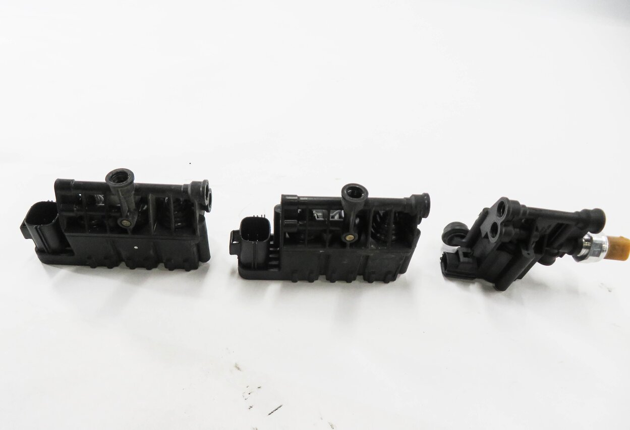 Thumbnail 5: 2010 RANGE ROVER (L322) AIR SUSPENSION VALVE BLOCK SET-3