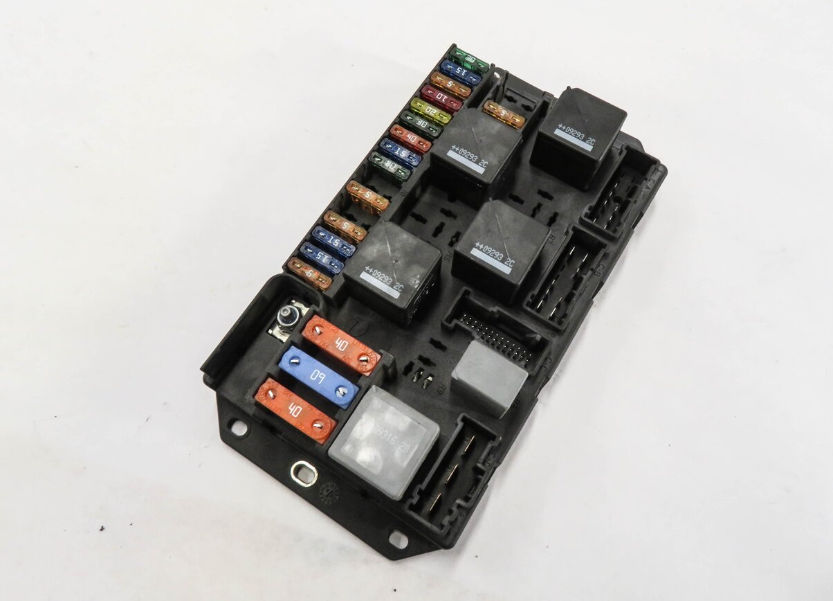 2010 RANGE ROVER (L322) REAR FUSE BOX