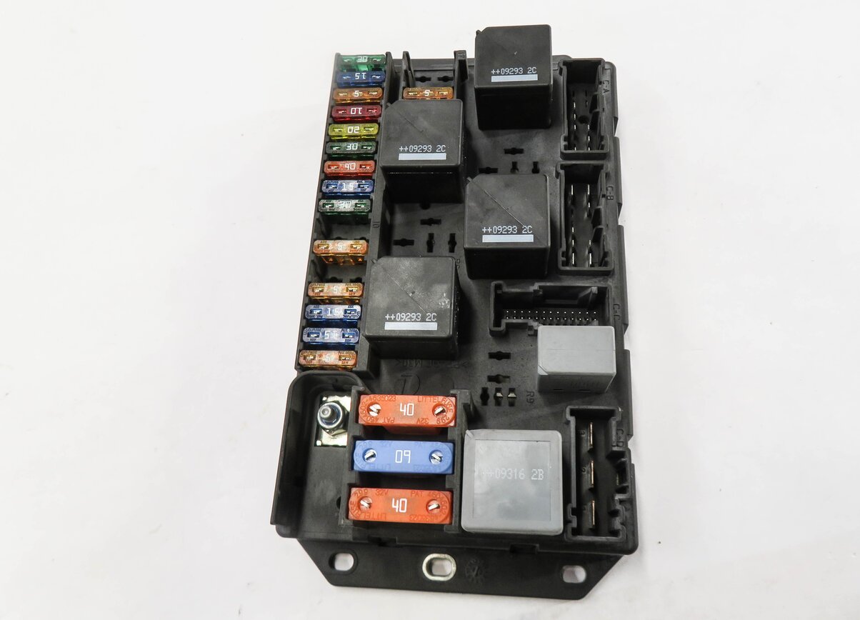 Thumbnail 2: 2010 RANGE ROVER (L322) REAR FUSE BOX