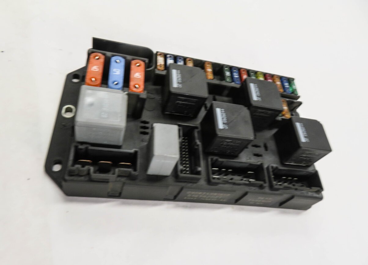 Thumbnail 3: 2010 RANGE ROVER (L322) REAR FUSE BOX
