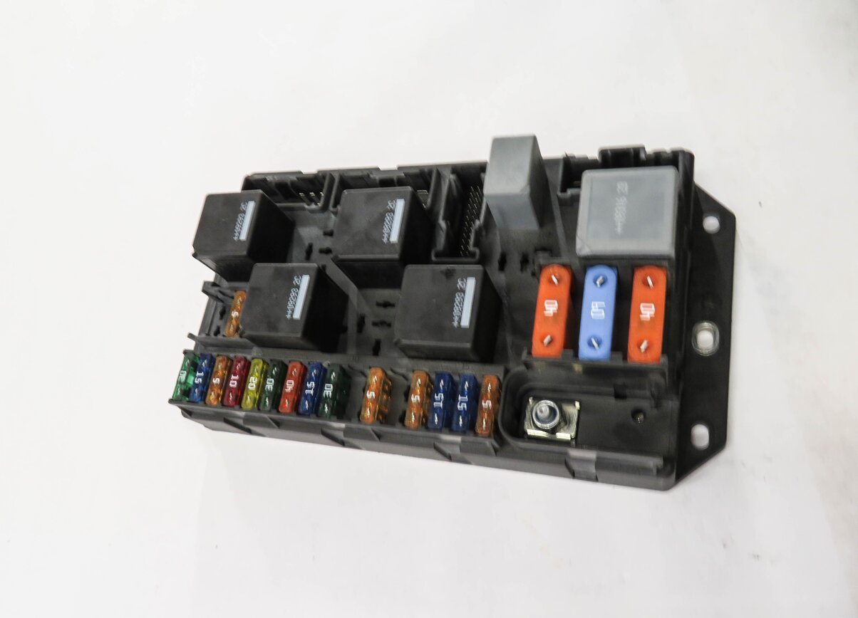 Thumbnail 4: 2010 RANGE ROVER (L322) REAR FUSE BOX