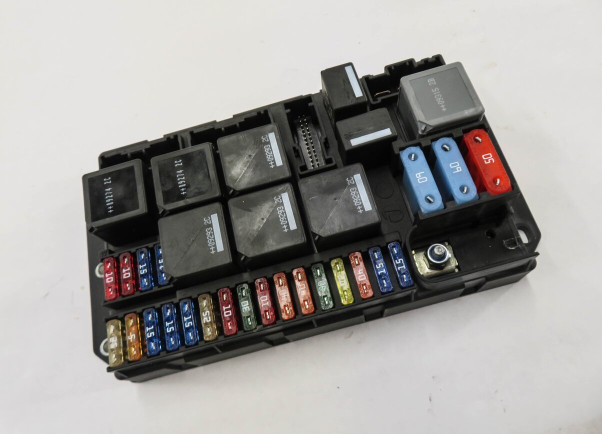 2010-2012 RANGE ROVER (L322) 5.0L SUPERCHARGED ENGINE FUSE BOX