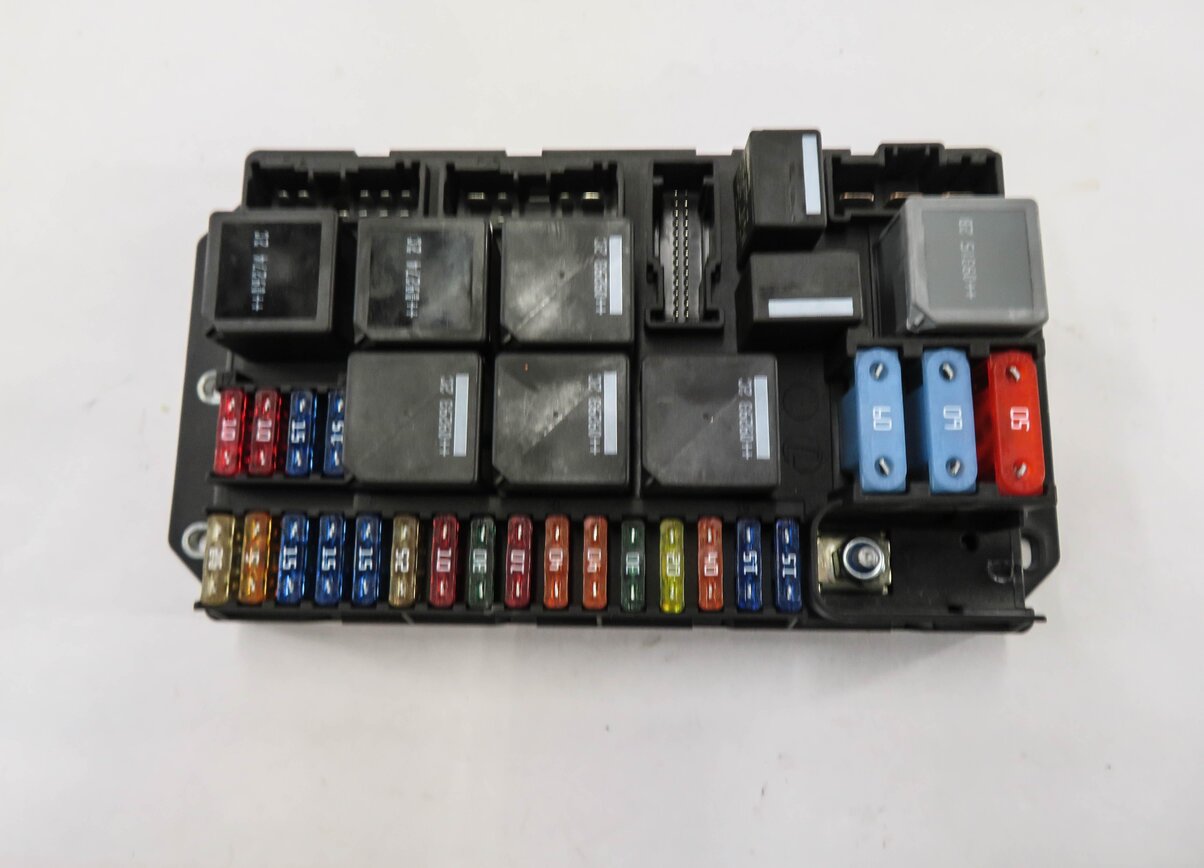 Thumbnail 2: 2010-2012 RANGE ROVER (L322) 5.0L SUPERCHARGED ENGINE FUSE BOX