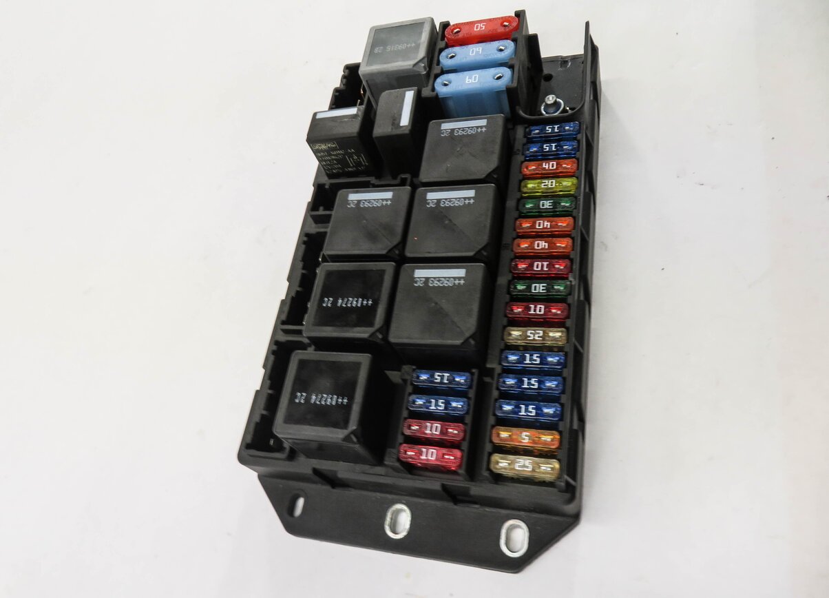 Thumbnail 3: 2010-2012 RANGE ROVER (L322) 5.0L SUPERCHARGED ENGINE FUSE BOX