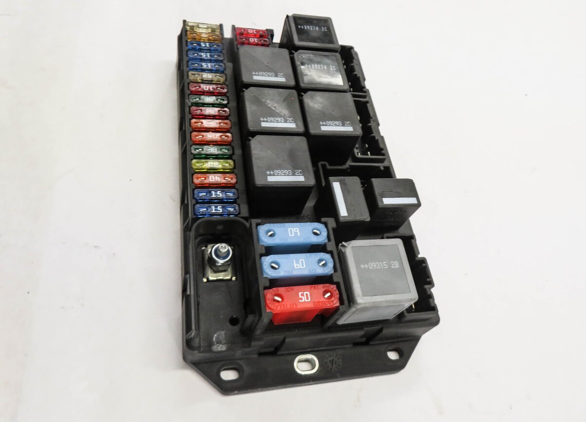 Thumbnail 4: 2010-2012 RANGE ROVER (L322) 5.0L SUPERCHARGED ENGINE FUSE BOX