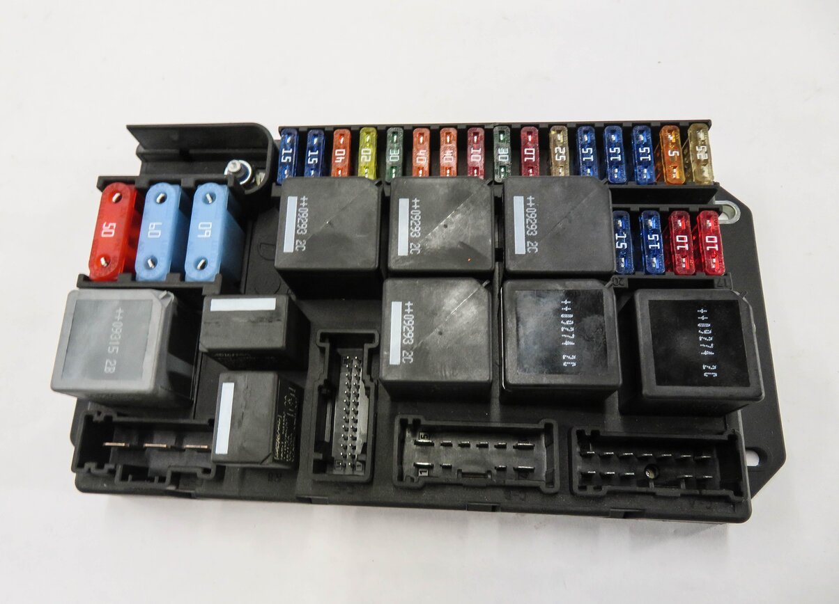 Thumbnail 5: 2010-2012 RANGE ROVER (L322) 5.0L SUPERCHARGED ENGINE FUSE BOX
