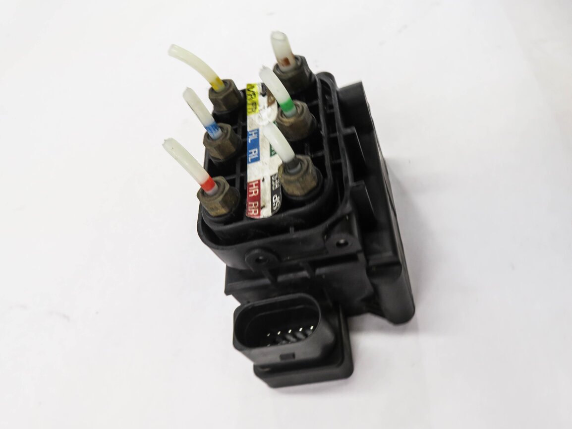 Thumbnail 3: 2009 MERCEDES GL320 (X164) AIR SUSPENSION VALVE BLOCK