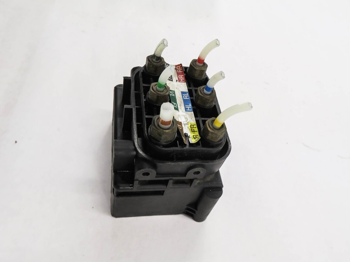 Thumbnail 4: 2009 MERCEDES GL320 (X164) AIR SUSPENSION VALVE BLOCK