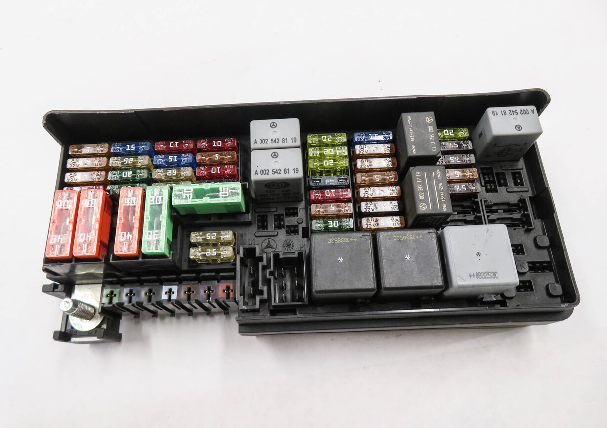 Thumbnail 2: 2009 MERCEDES GL320 (X164) REAR FUSE BOX