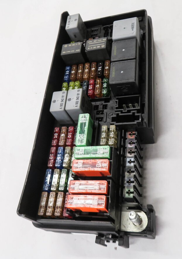 Thumbnail 3: 2009 MERCEDES GL320 (X164) REAR FUSE BOX