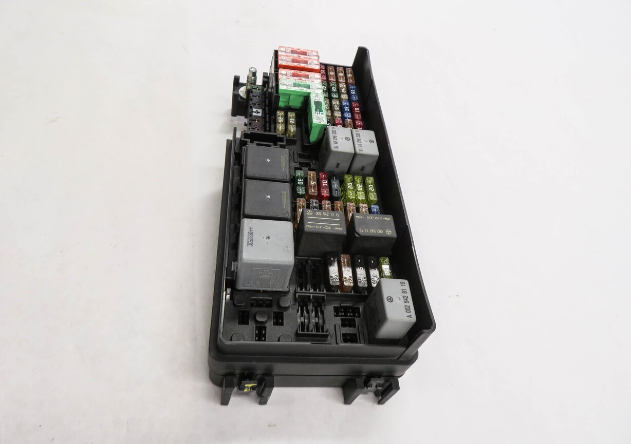 Thumbnail 4: 2009 MERCEDES GL320 (X164) REAR FUSE BOX