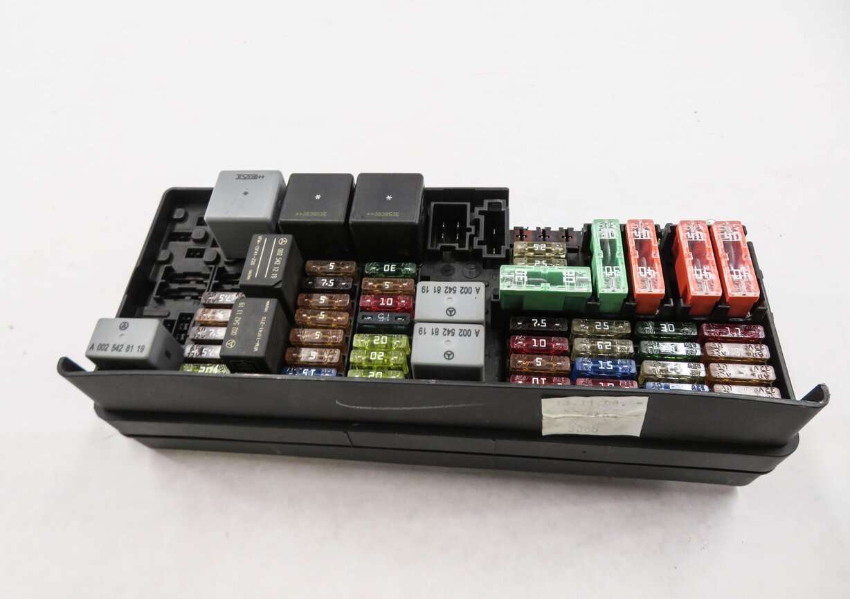 Thumbnail 5: 2009 MERCEDES GL320 (X164) REAR FUSE BOX