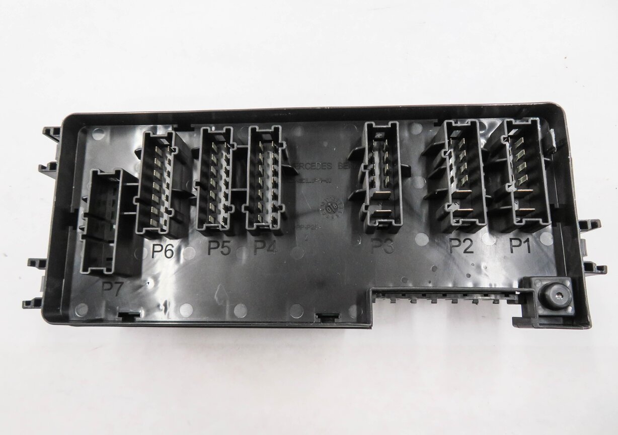 Thumbnail 6: 2009 MERCEDES GL320 (X164) REAR FUSE BOX