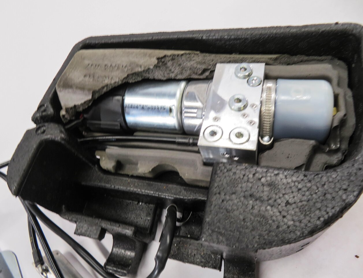Thumbnail 5: 2007-2009 MERCEDES GL320 GL450 GL550 (X164) REAR TRUNK LIFT MOTOR w/ RAM & LINES