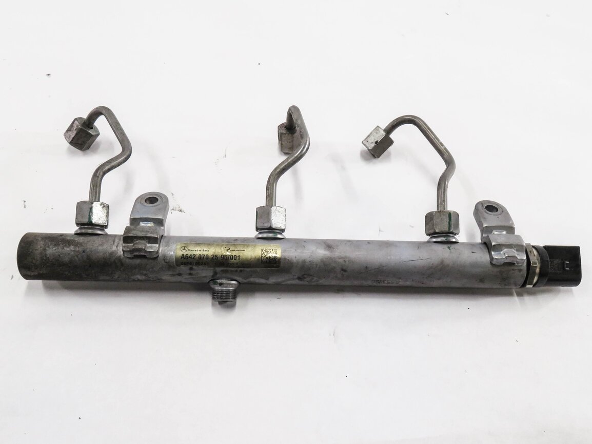 Thumbnail 2: 2009 MERCEDES GL320 (X164) 3.0L OM642 DIESEL ENGINE - RIGHT FUEL RAIL w/ LINES