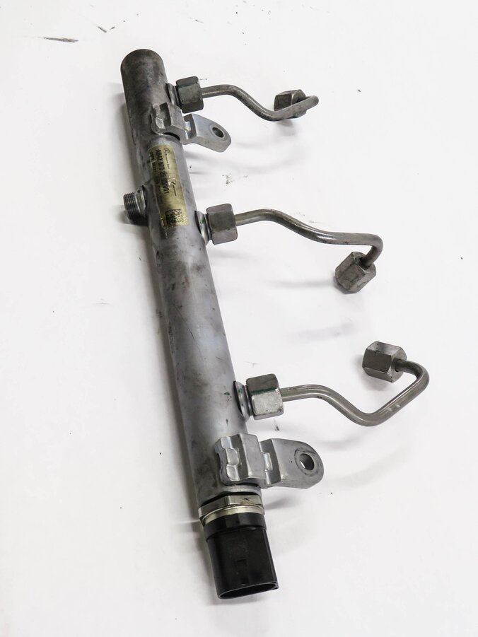 Thumbnail 4: 2009 MERCEDES GL320 (X164) 3.0L OM642 DIESEL ENGINE - RIGHT FUEL RAIL w/ LINES