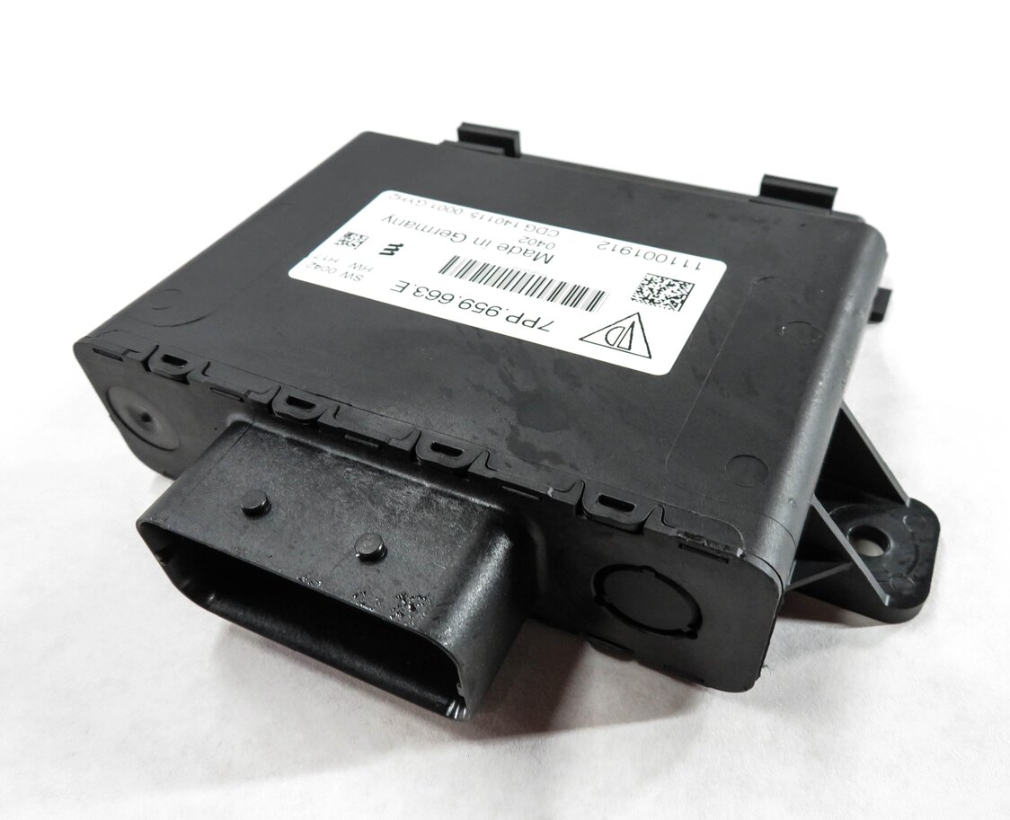 Thumbnail 2: 2016 PORSCHE CAYENNE (958) VOLTAGE CONVERTER CONTROL MODULE