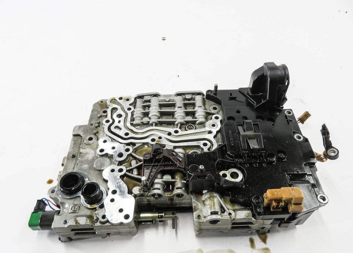 Thumbnail 2: 14-16 BMW 228i 328i 428i 528i (F22 F30 F32 F10) 8HP-45 TRANSMISSION VALVE BODY