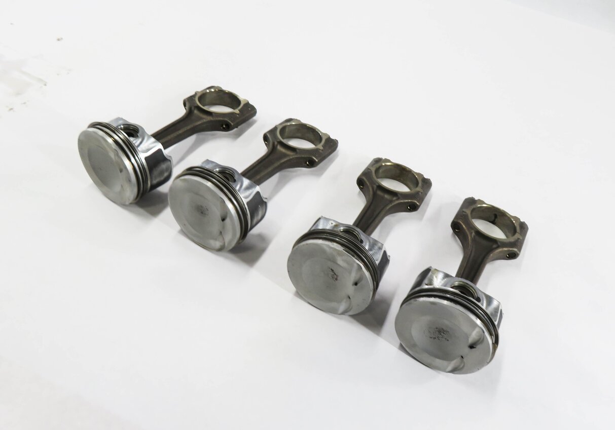 Thumbnail 1: 11-18 VW / AUDI - A3 A4 A5 A6 Q5 TT BEETLE JETTA TIGUAN - 2.0L TURBO PISTON SET