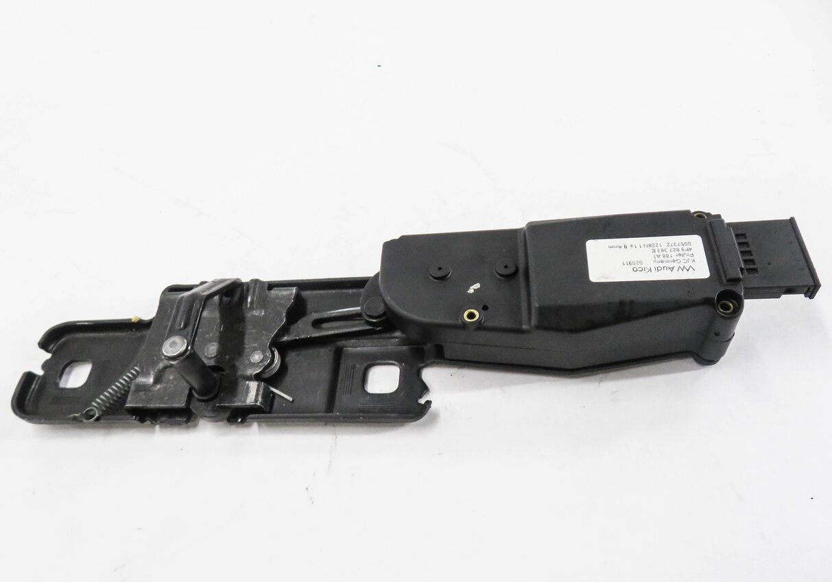 Thumbnail 5: 2012 AUDI Q5 (B8 8R) REAR TRUNK LOCK LATCH ACTUATOR MOTOR STRIKER PLATE