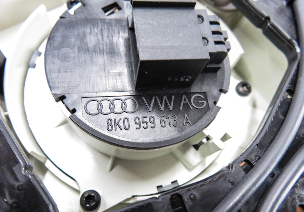 Thumbnail 7: 2012 AUDI Q5 (B8 8R) FRONT DOME LIGHT MAP READING COURTESY LIGHT LAMP (GRAY)