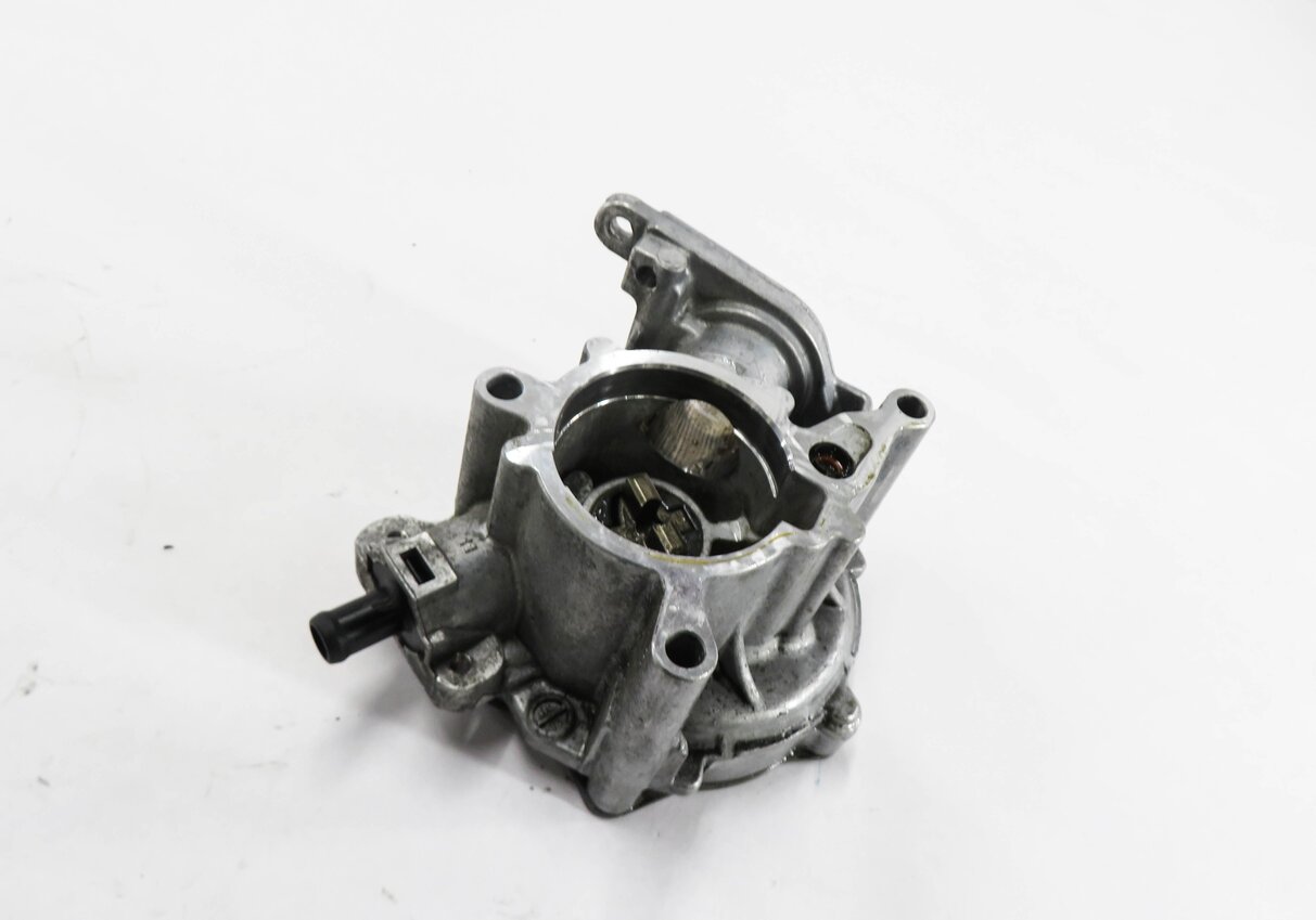 Thumbnail 1: 2012 AUDI Q5 (B8 8R) 2.0L CAEB TURBO ENGINE - BRAKE VACUUM PUMP