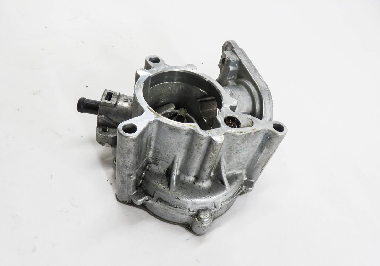 Thumbnail 3: 2012 AUDI Q5 (B8 8R) 2.0L CAEB TURBO ENGINE - BRAKE VACUUM PUMP