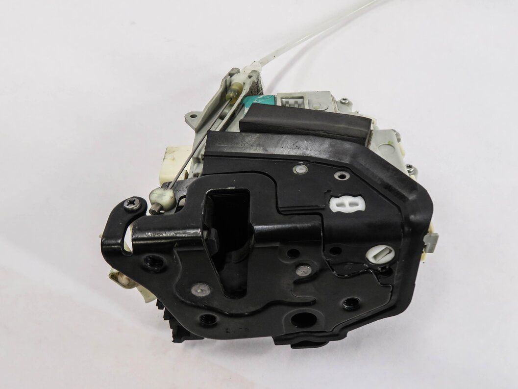 Thumbnail 6: 2010-2019 AUDI / PORSCHE A4 S4 A5 S5 A6 Q3 Q5 Q7 TT 911 - RIGHT FRONT DOOR LATCH