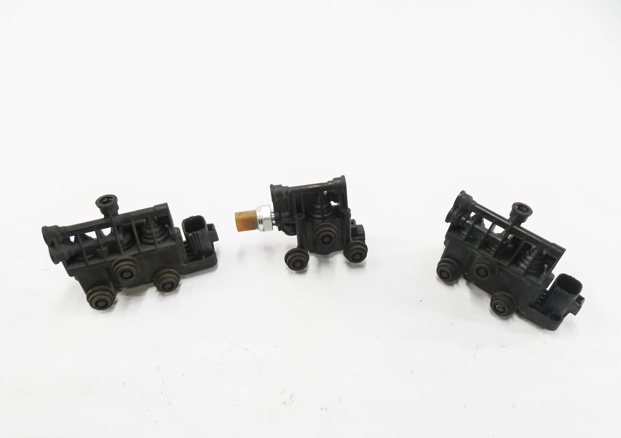 Thumbnail 2: 2012 RANGE ROVER SPORT (L320) AIR SUSPENSION VALVE BLOCK SET-3