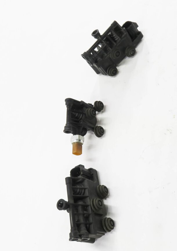 Thumbnail 3: 2012 RANGE ROVER SPORT (L320) AIR SUSPENSION VALVE BLOCK SET-3